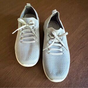 Skechers stretch women’s size 8 sneakers good condition gray cloth white…
